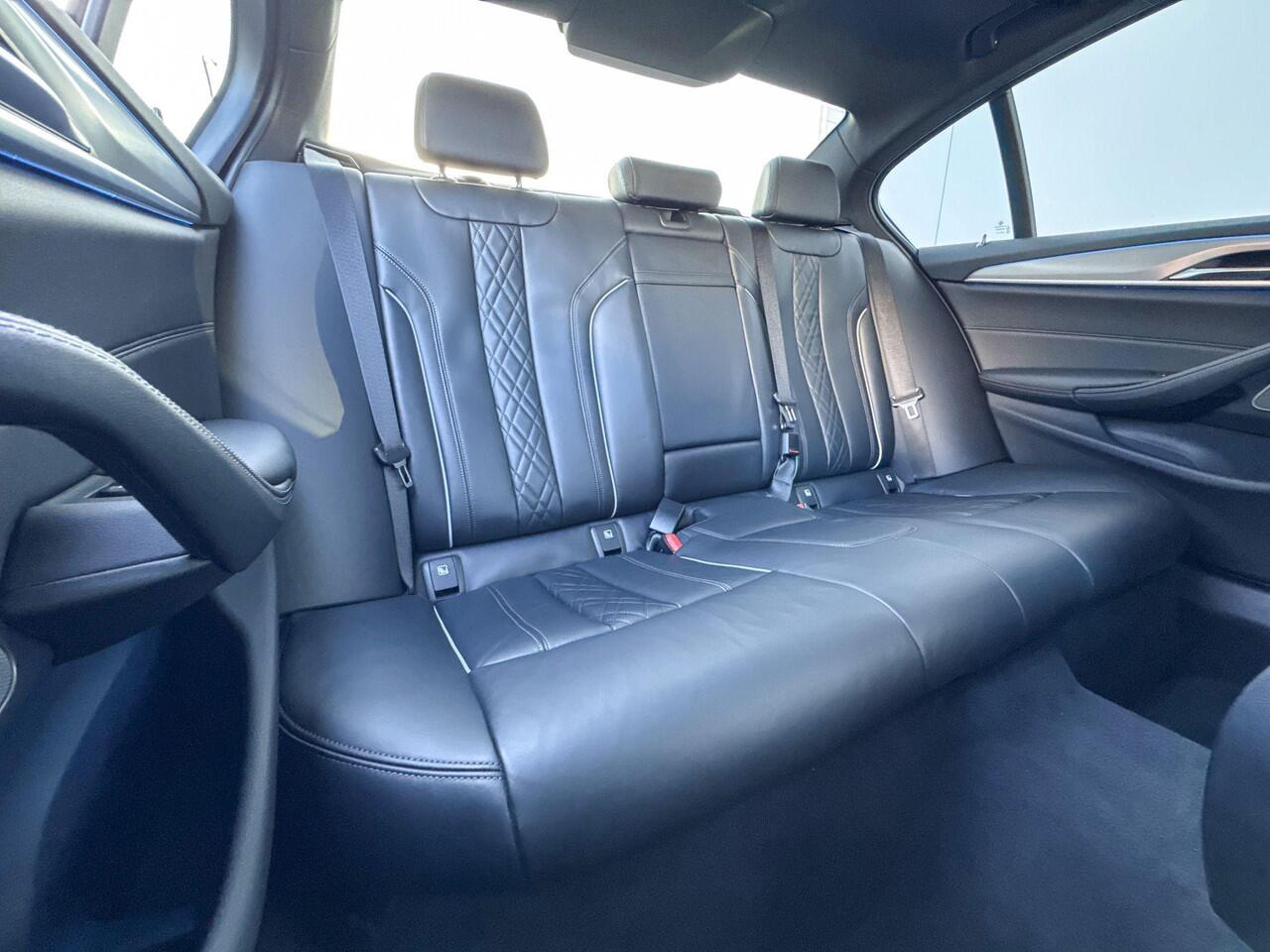 BMW 5-SERIE Sedan 545e xDrive High Executive / Glazen Schuifdak / Harman Kardon / Head-Up / Co-Pilot / Parking Assistant Plus / Comfort Acces / Stuurwielrand verwarming / 20 Inch