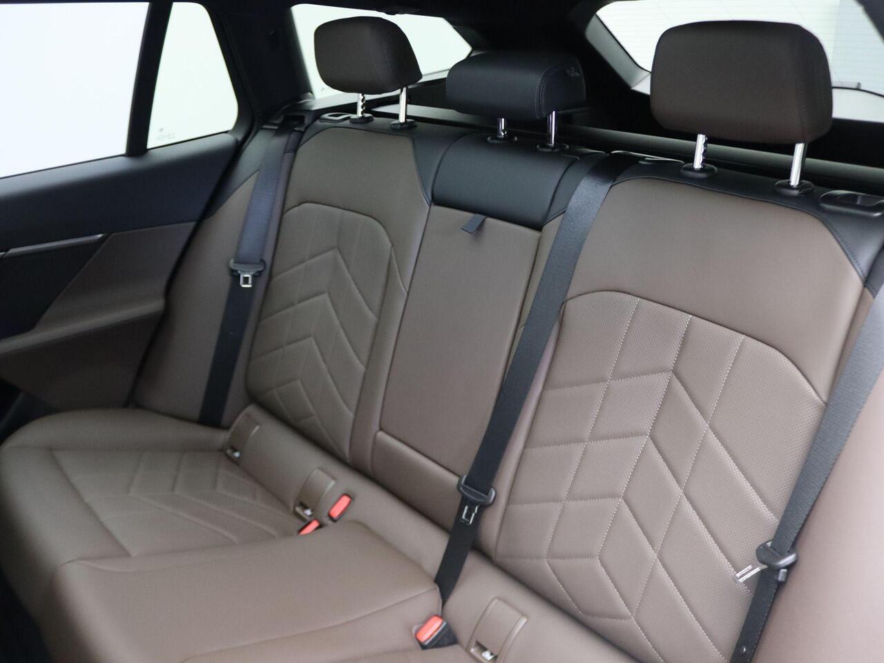 BMW 5-SERIE Touring 550e xDrive M Sportpakket | Innovation Pack | Travel Pack | Comfort Pack | Trekhaak | Panoramadak | Driving Assistant Professional | Harman-Kardon | 20''