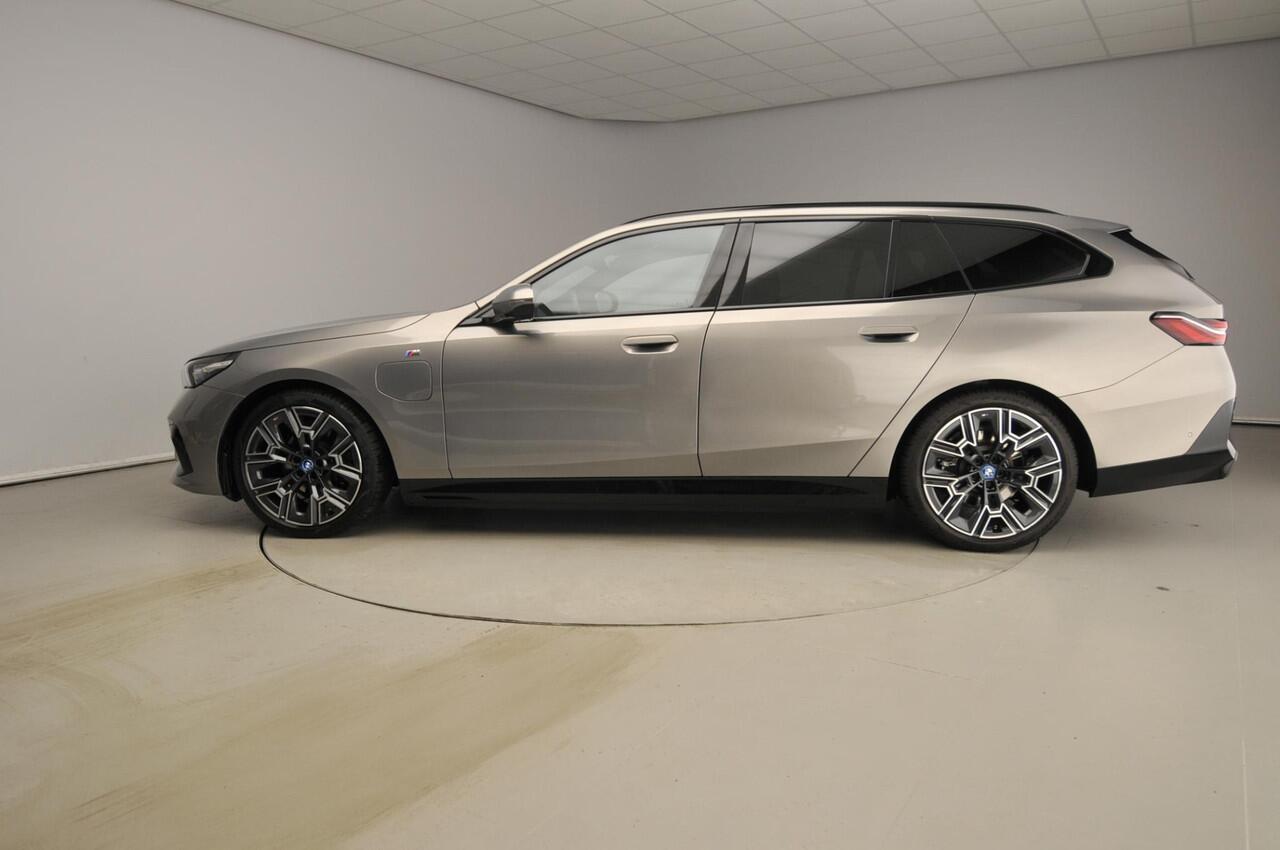 BMW 5-SERIE Touring 530e | M-Sportpakket | LED | Navigatie | Active cruise | Trekhaak | Keyles go | DAB | Alu 20 inch