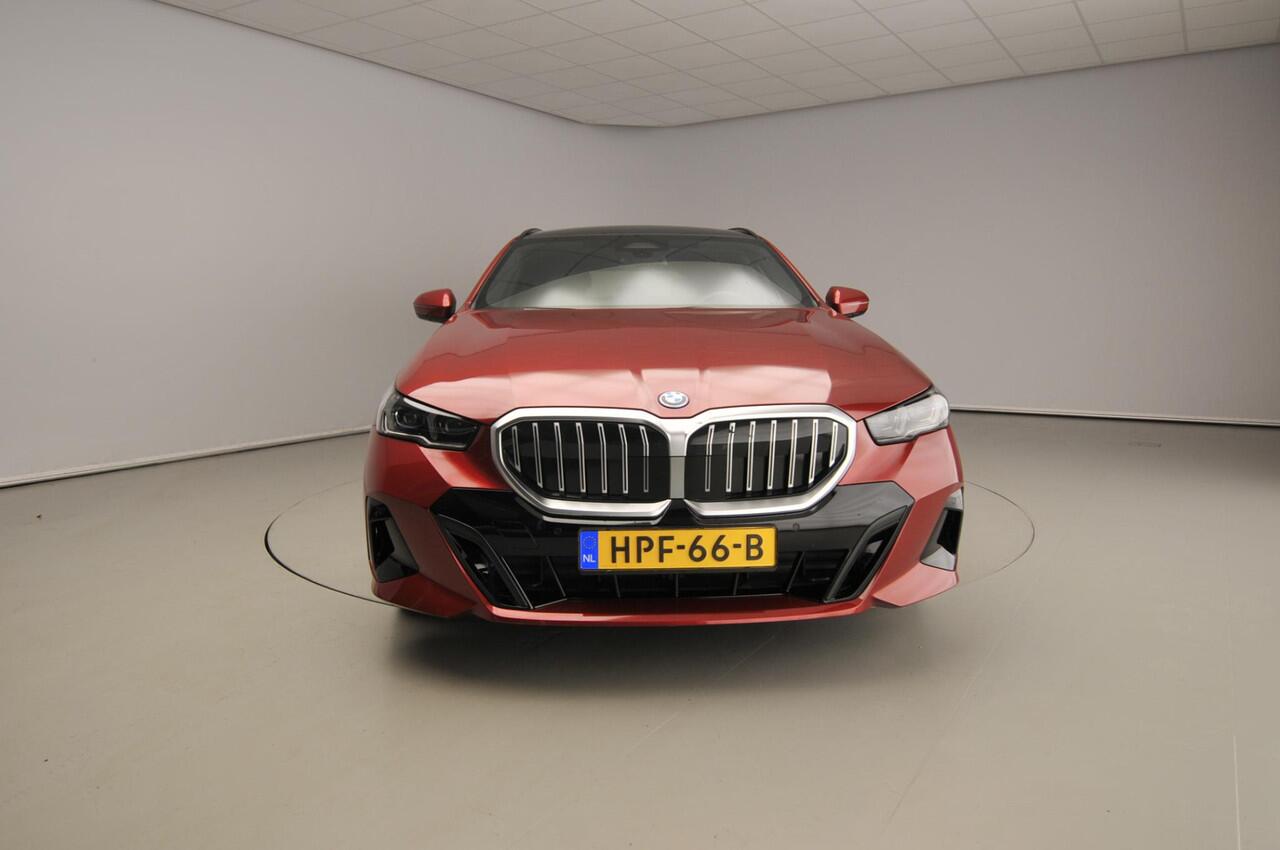 BMW 5-SERIE Touring 530e M-Sportpakket | LED | Navigatie | Trekhaak | Schuifdak | Active cruise | DAB | Harman-kardon sound | Alu 19 inch