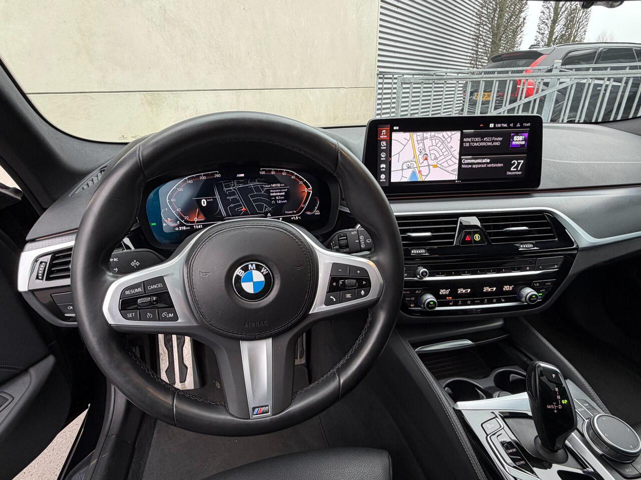 BMW 5-SERIE Touring 520i Business Edition Plus M Sport-Pano-19"-Head up-Trekhaak-Leer