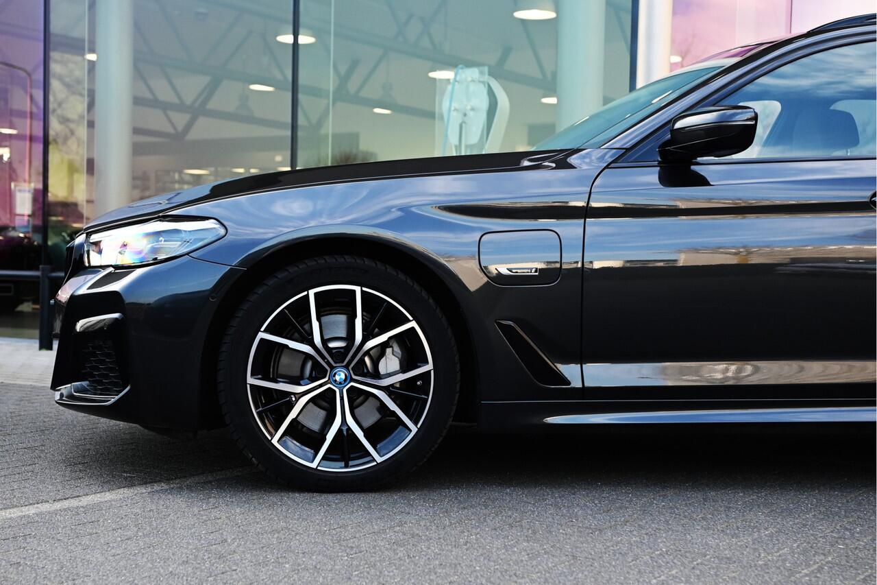 BMW 5-SERIE Touring 530e High Executive M Sport Automaat / Panoramadak / Trekhaak / Stoelverwarming / Active Cruise Control / Live Cockpit Professional / Parking Assistant