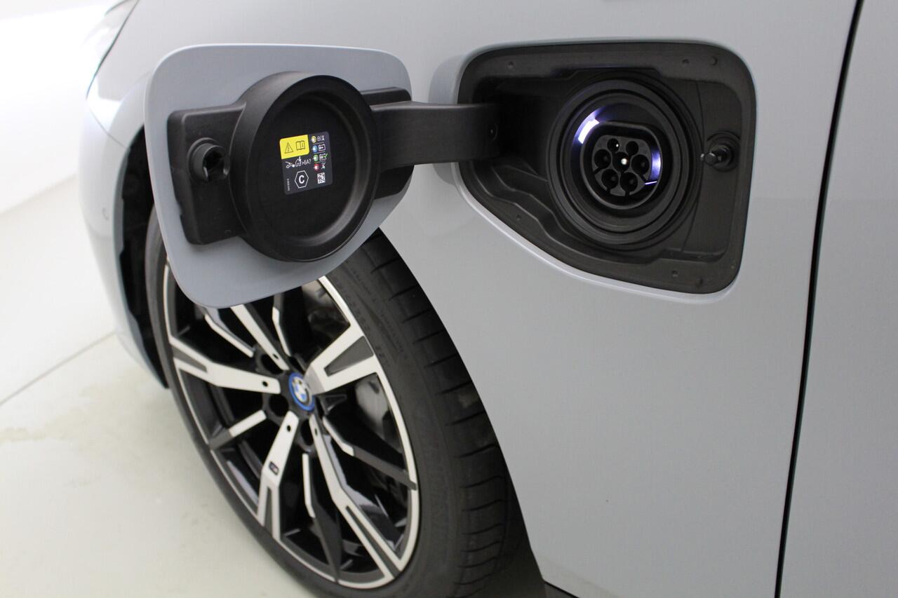 BMW 5-SERIE 550e xDrive M-Sport | Trekhaak | CoPilot | 20" | Bowers & Wilkins Surround | 489 pk