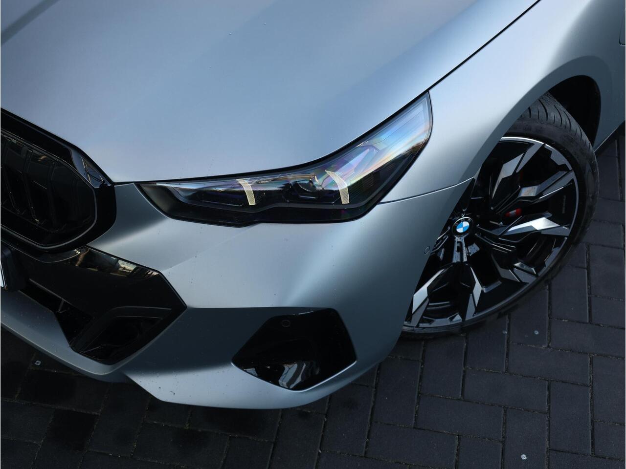 BMW 5-SERIE 530e M Sport Edition M Sportpakket Pro - Elektrische Trekhaak - Panoramadak - Stoelventilatie - B&W - Driving Assistant Professional