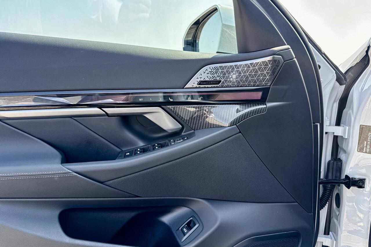 BMW 5-SERIE Sedan 550e xDrive | Selections | M Sport Pro | Glazen Panoramadak | Bowers & Wilkins | Stoelventilatie |