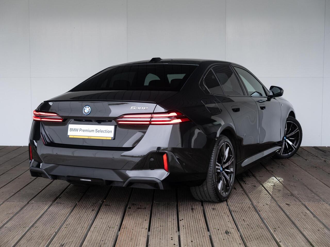 BMW 5-SERIE Sedan 530e | M Sportpakket Pro | Innovation Pack | Stuurwielrand verwarmd | Comfort Access | Panoramadak | Stoelverwarming | Harman-Kardon