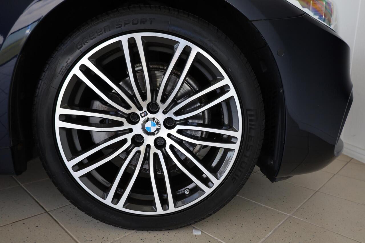 BMW 5-SERIE Sedan 520i | M Sportpakket | Park Assistant Pack | Parking Pack | Audio Media Pack