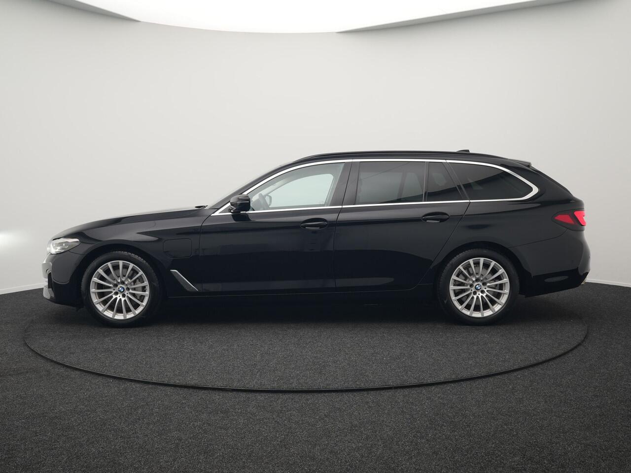 BMW 5-SERIE Touring 530e High Executive Plug In Hybrid 292pk Dealer O.H PHEV | Trekhaak Af Fabriek | Head Up | Lederen Sportstoelen Memory & Verwarmd | Apple Carplay | Stuur Verwarmd | Sfeerverlichting | Cruise Control | Camera | Navigatie | Blis | DAB |