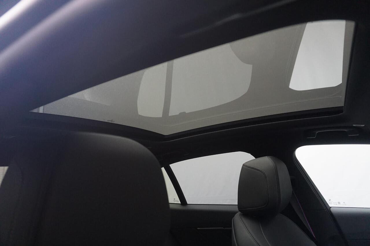 BMW 5-SERIE 530e M Sport Pro | Comfortstoelen Elektrisch met geheugen / Panoramadak / Head-up / Rondomzicht camera / Stoelventilatie / Driving Assistant Professional