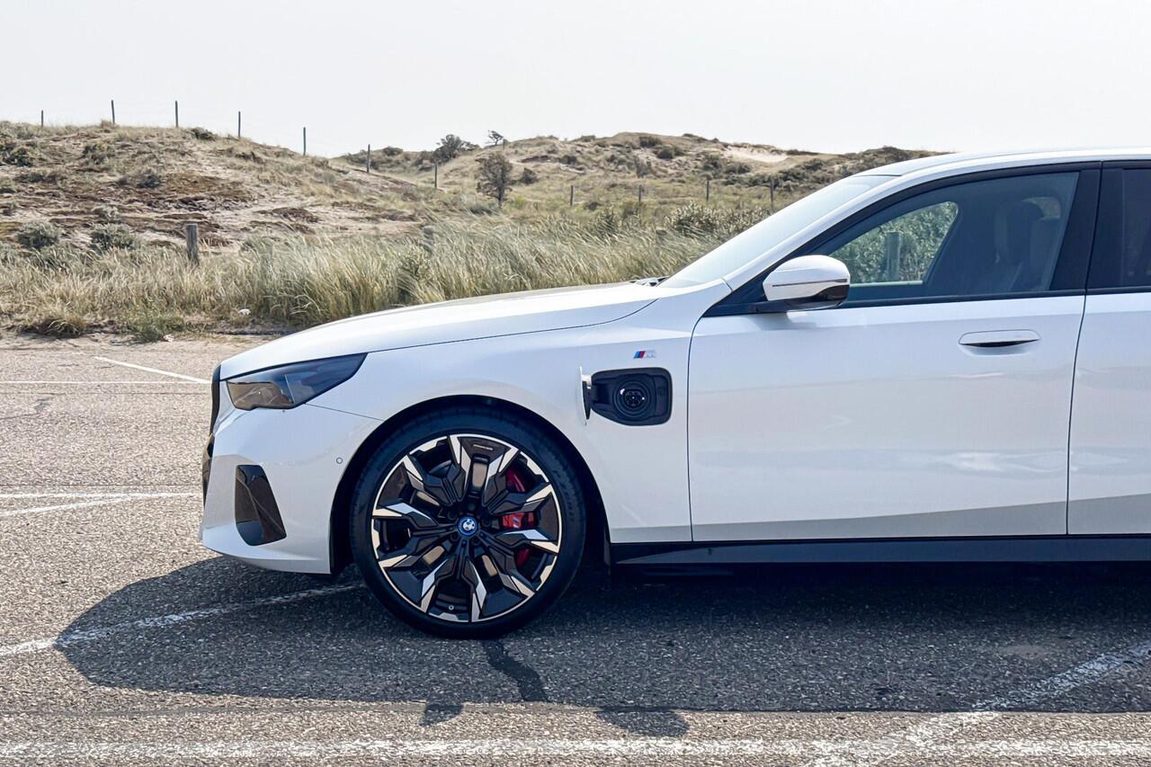 BMW 5-SERIE Sedan 550e xDrive | Selections | M Sport Pro | Glazen Panoramadak | Bowers & Wilkins | Stoelventilatie |