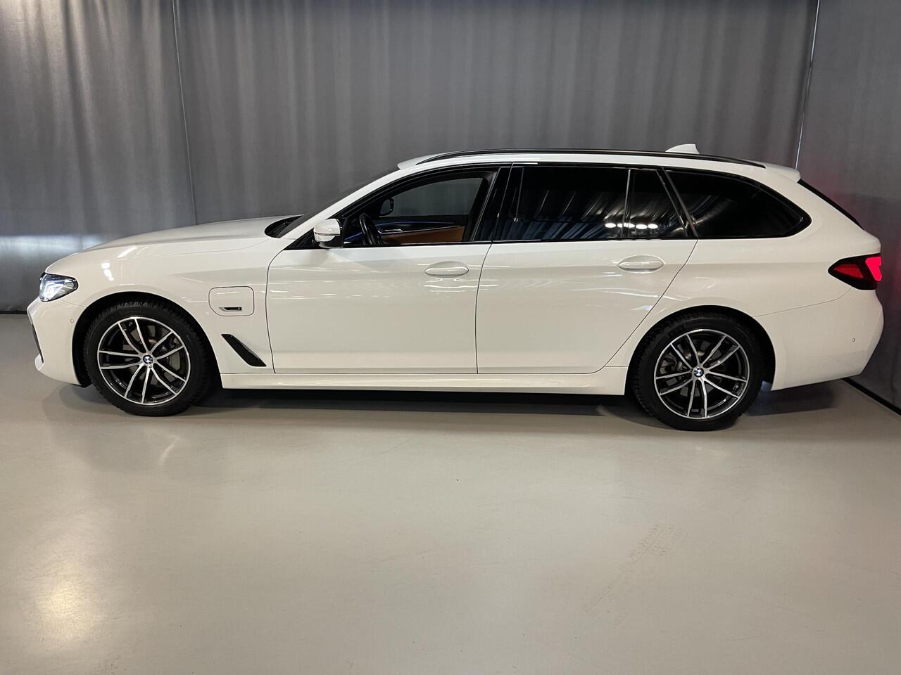 BMW 5-SERIE Touring 530e xDrive High Executive M Sport 18"/Laser LED/Leder/Head-up/Keyless/Trekhaak/Stoelverwarming/Adaptieve cruise/Dodehoek/Camera/Apple Carplay & Android Auto/HiFi