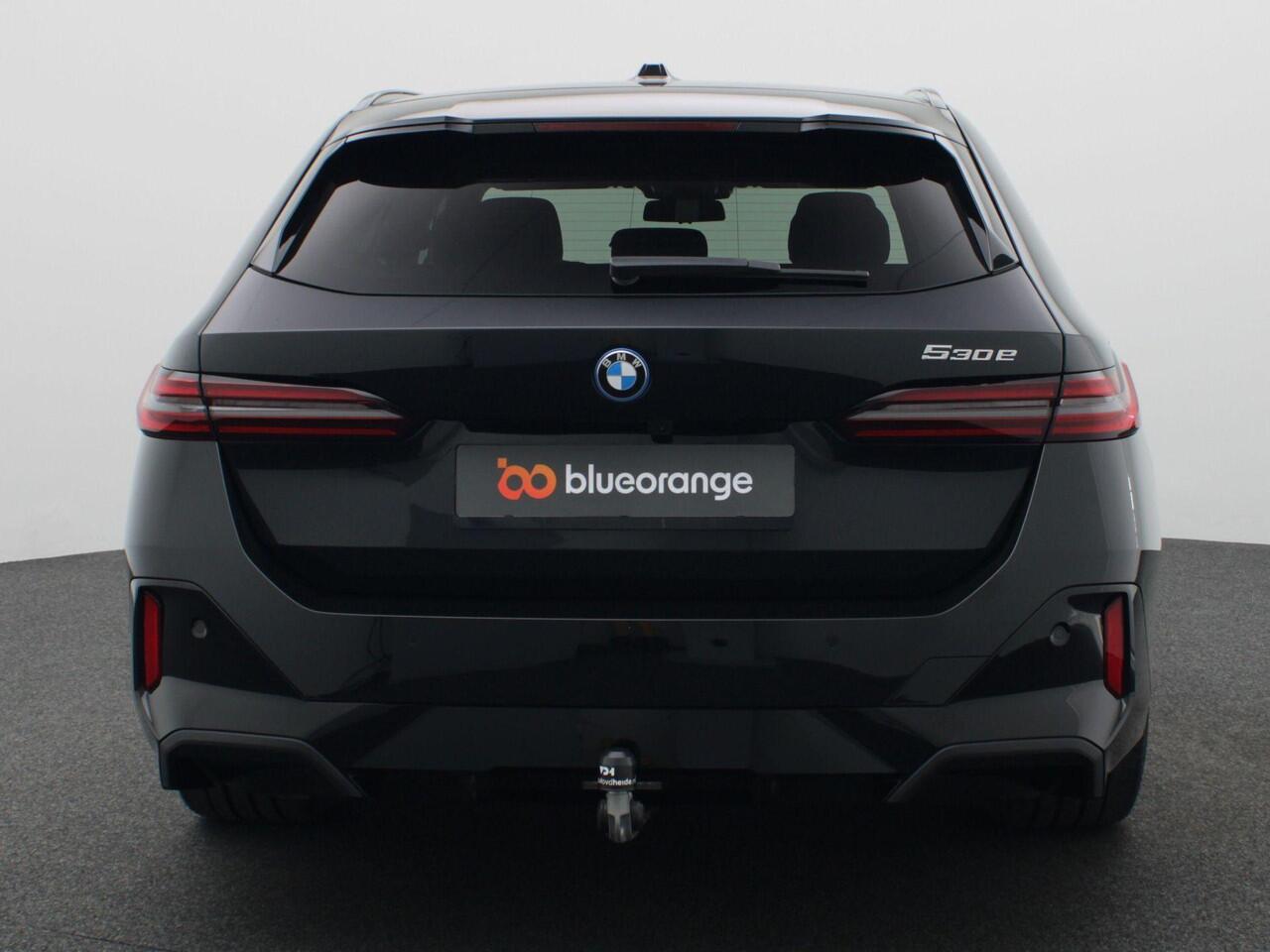 BMW 5-SERIE Touring 530e M Sport Pro Edition 299PK AUT. Panoramadak, Keyless, Memorystoel, Head-Up Display, Elektr. Achterklep, Stoelverwarming+Koeling, Stuurverwarming, Volleder, Trekhaak, 21" LM Velgen