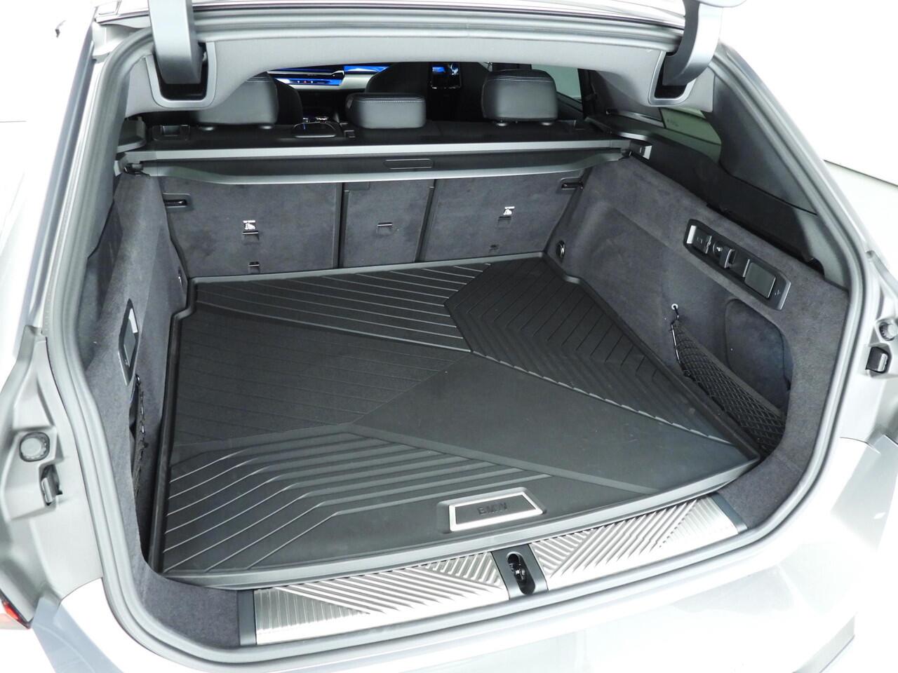 BMW 5-SERIE Touring 530e | M-Sportpakket | LED | Leder | HUD | Trekhaak | Schuifdak | Active cruise | DAB | Harman-kardon sound | Alu 21 inch | Ekris Selection