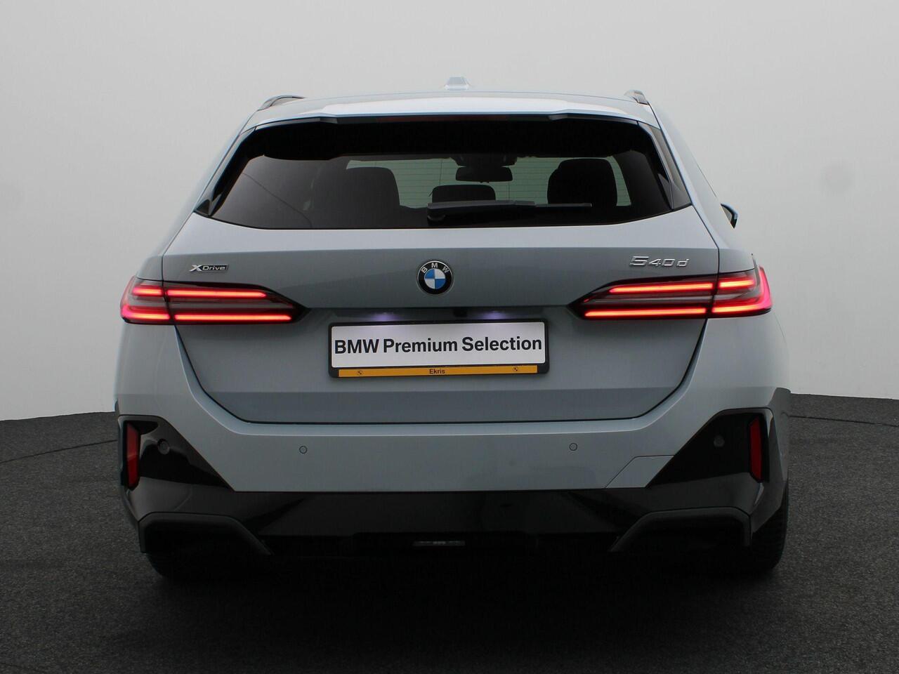 BMW 5-SERIE Touring 540d xDrive M Sportpakket Pro | Innovation Pack | Driving Assist Prof | Harman-Kardon | Panoramadak | 20"