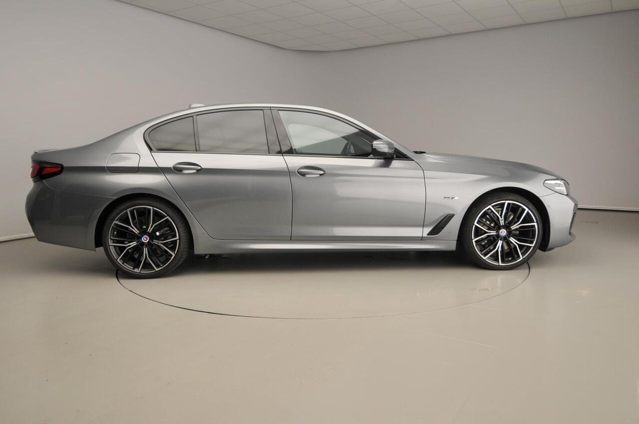 BMW 5-SERIE Sedan 530e | M-Sportpakket | LED | Leder | HUD | Schuifdak | Trekhaak | Active cruise | DAB | Harman-kardon sound | Alu 20 inch