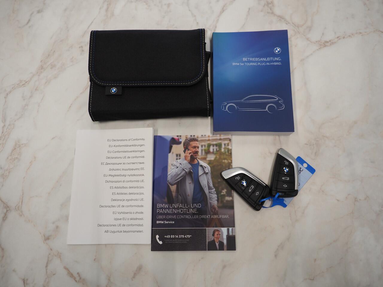 BMW 5-SERIE Touring 530e xDrive Full Black | Panoramadak | M Sportstuur | Sfeerverlichting | Dodehoekdetectie | Carplay