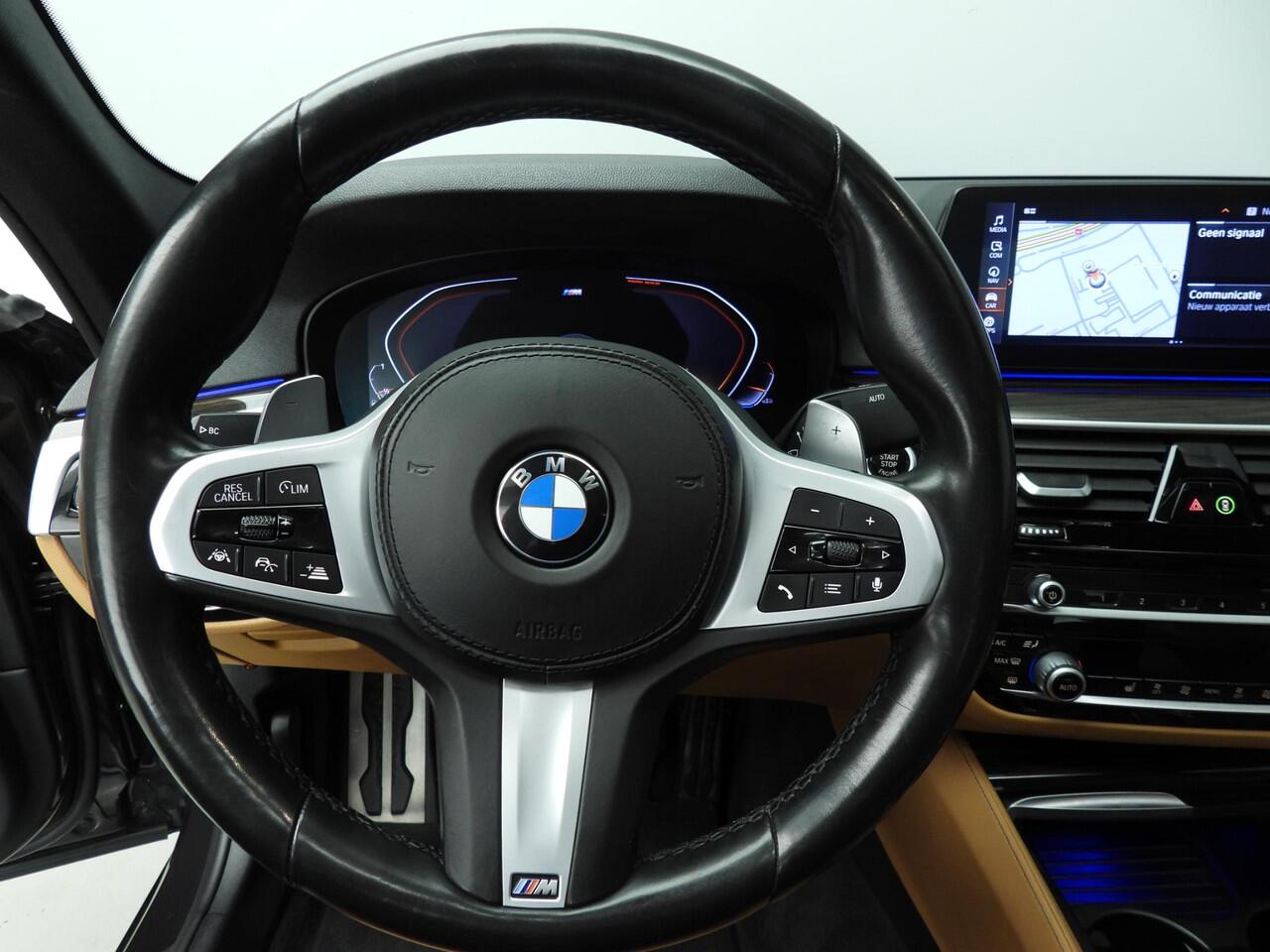 BMW 5-SERIE Sedan 540i | M-Sportpakket | LED | Leder | Navigatie | Active cruise | Trekhaak | Schuifdak | Comfortzetels | DAB | Alu 19 inch
