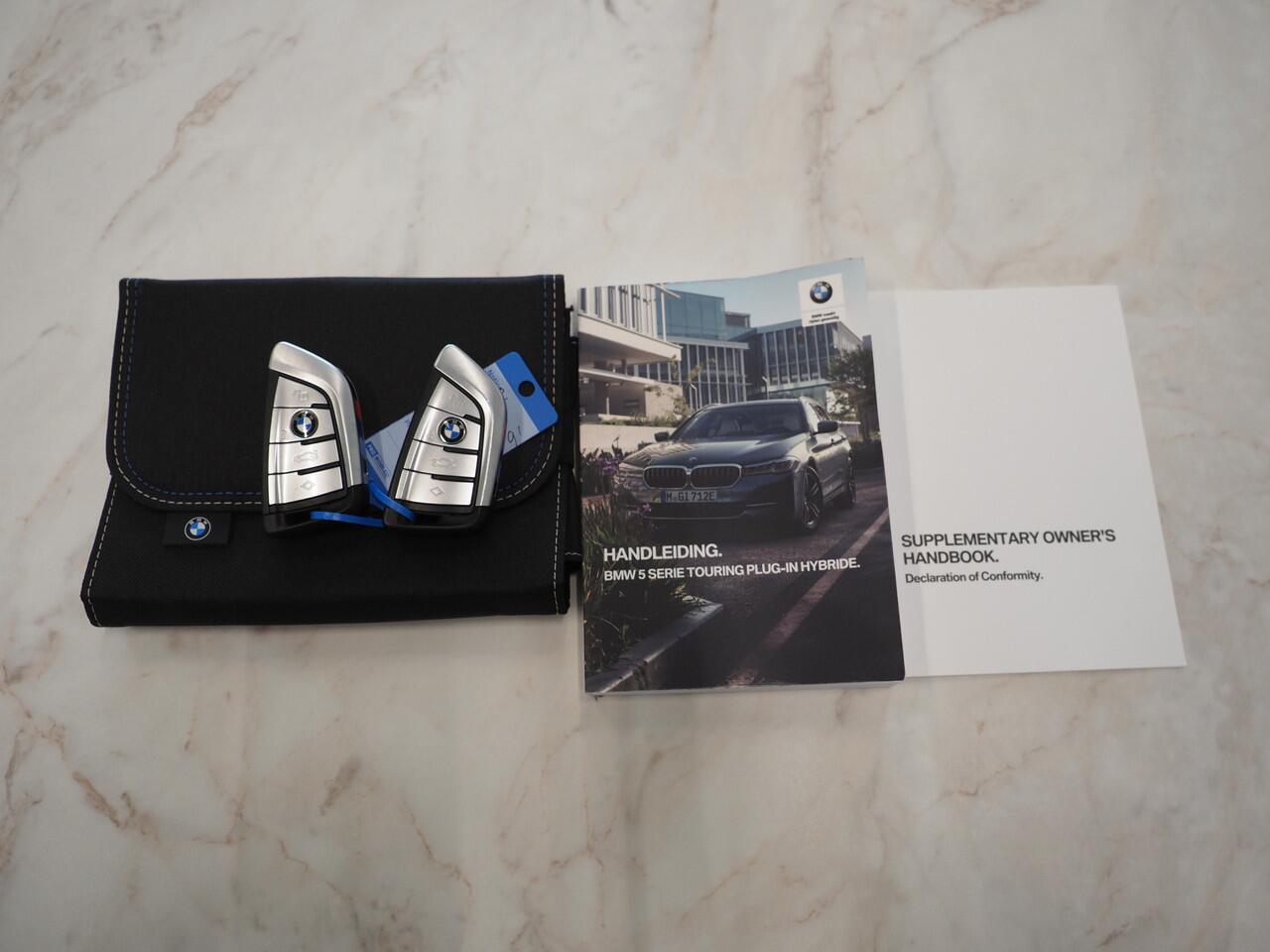 BMW 5-SERIE Touring 530e M Sport Shadow | Panoramadak | Trekhaak | Head Up | Camera | Keyless | Adaptive | Carplay