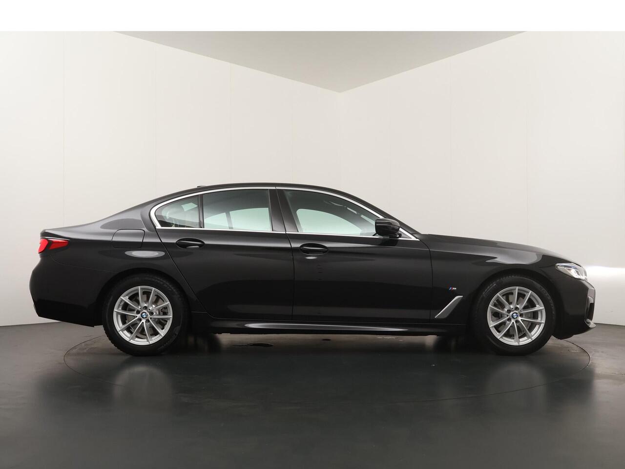 BMW 5-SERIE 520i Business Edition Plus M Sportpakket | Laserlight | HiFi |