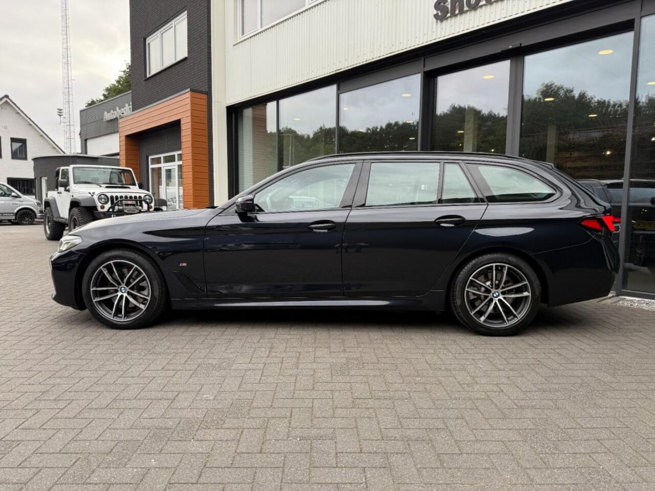 BMW 5-SERIE Touring 520i M-Sport LCI,Comfortstoelen,LED,Driving Assistant,NaviPro