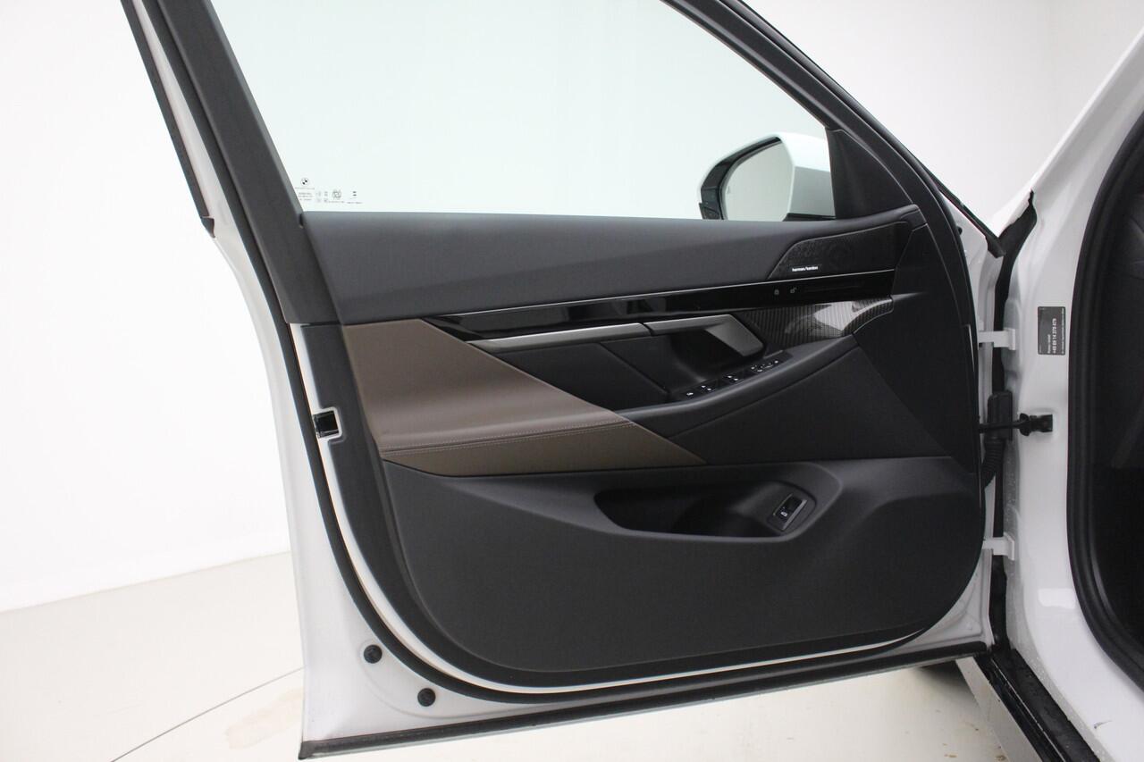 BMW 5-SERIE Touring 520i M-Sport | Driving Assistant Plus | Harman Kardon | Panorama | Standkachel | Trekhaak | Mild Hybid