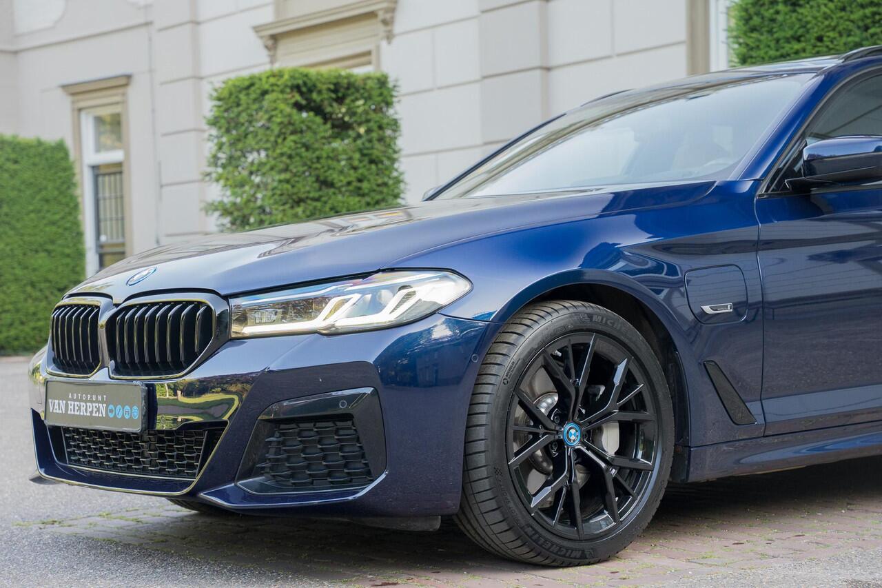 BMW 5-SERIE Touring 530e xDrive M-Sport PANO | LASER | HUD | KEYLESS | INDIVIDUAL TANSANITBLAU
