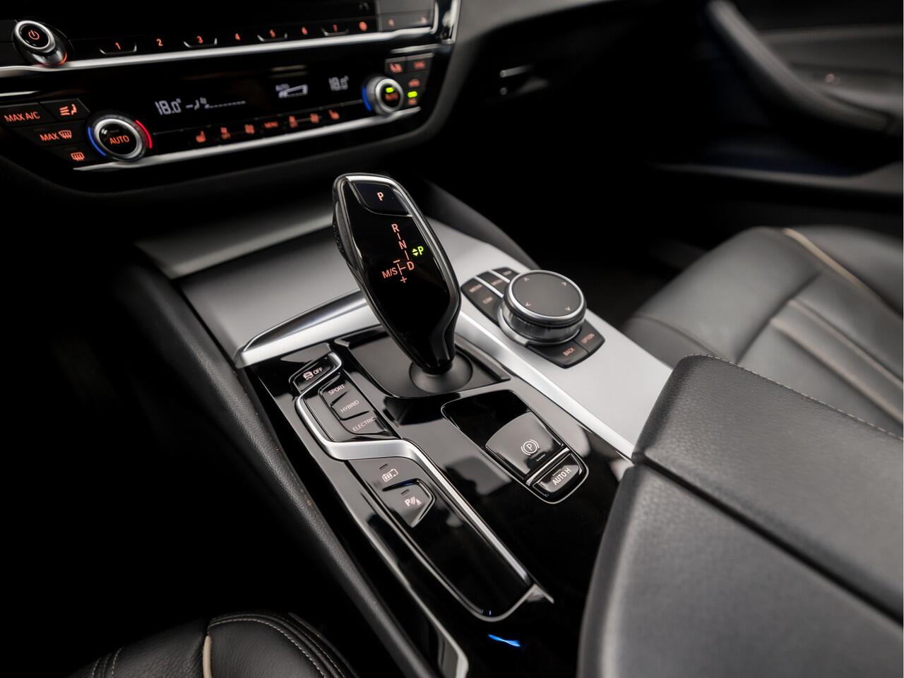 BMW 5-SERIE Touring 530e Sportline 293Pk Automaat (APPLE CARPLAY, GROOT NAVI, DEALER ONDERHOUDEN, CAMERA, SFEERVERLICHTING, LEDER, SPORTSTOELEN, ADAPTIVE CRUISE, TREKHAAK ELEKTRISCH, NIEUWSTAAT)