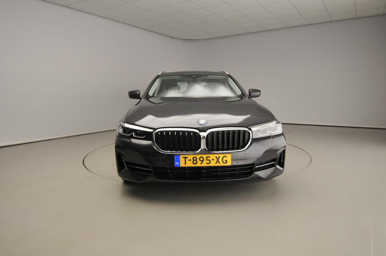 BMW 5-SERIE Touring 530e | LED | Navigatie | Sportstoelen | Chrome line | Stoelverwarming | DAB | Alu 18 inch