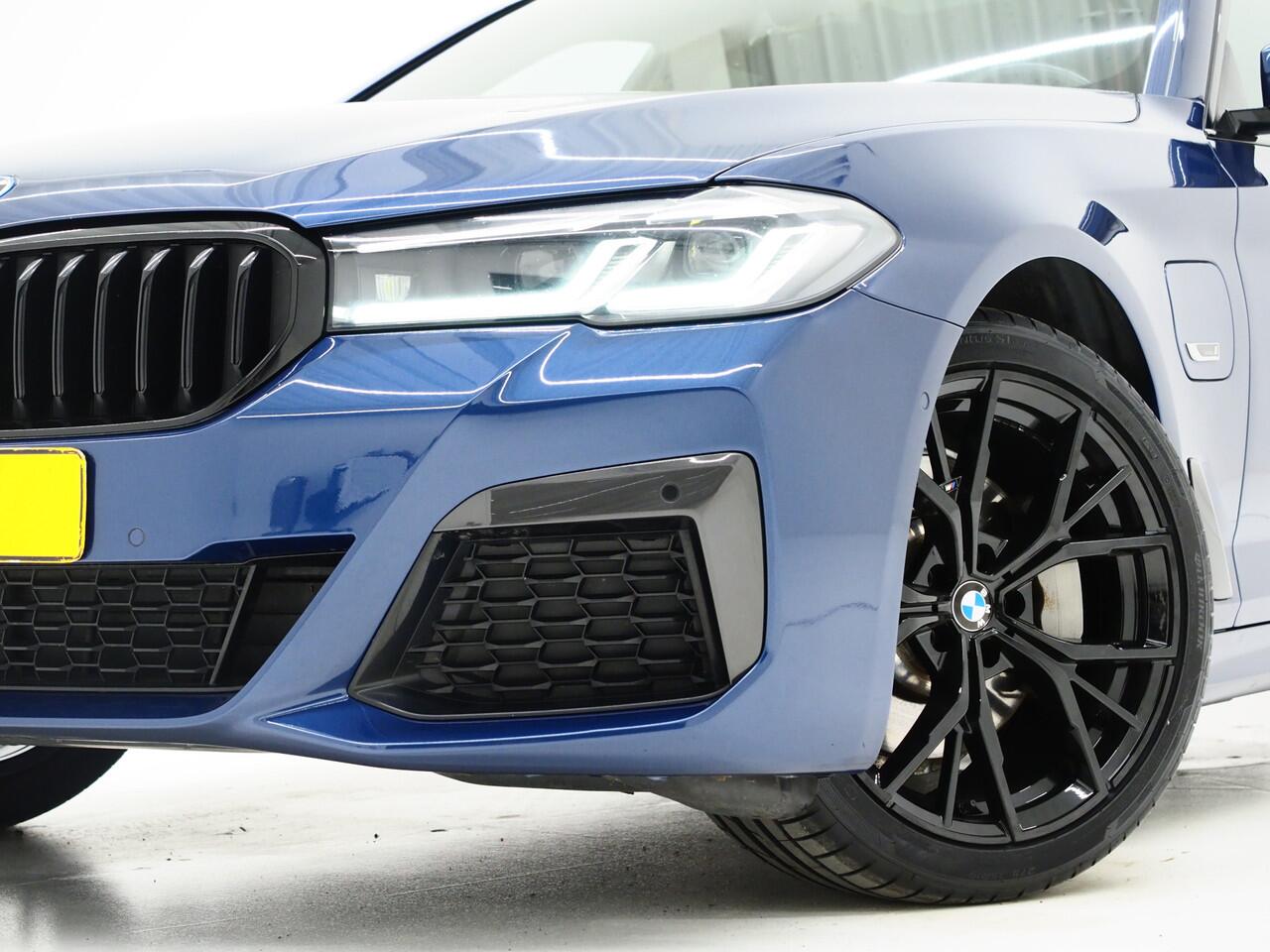 BMW 5-SERIE Touring 520e M Sport Shadow | Panoramadak | Harman/Kardon | 360 | Keyless | Head Up | Trekhaak