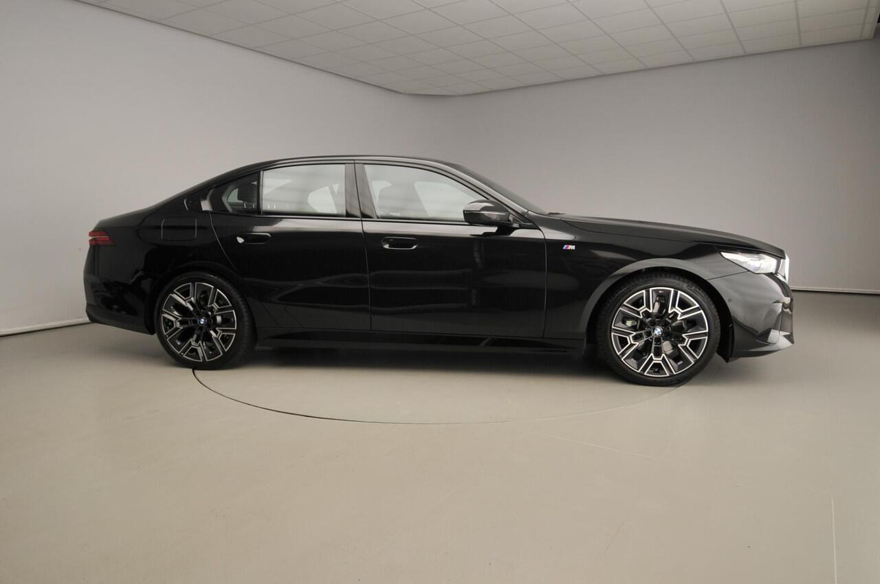 BMW 5-SERIE Sedan 520d | M-Sportpakket | LED | HUD | Active cruise | Comfortzetels | Schuifdak | Trekhaak | DAB | Harman-kardon sound | Alu 20 inch