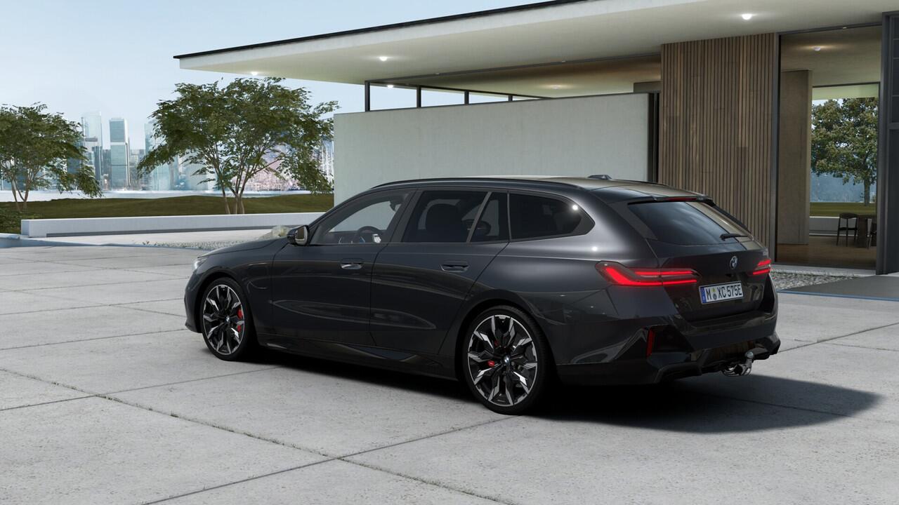 BMW 5-SERIE Touring 530e M Sport Automaat / Panoramadak / Trekhaak / Bowers & Wilkins / Adaptieve LED / Comfort Access / Stoelventilatie / Parking Assistant Plus