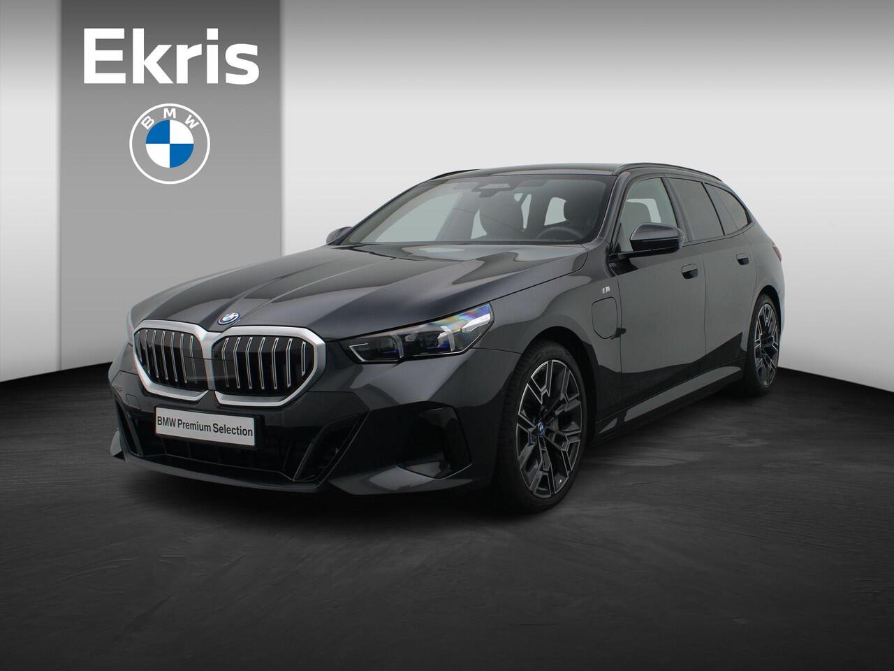 BMW 5-SERIE Touring 550e xDrive M Sportpakket | Innovation Pack | Travel Pack | Comfort Pack | Trekhaak | Panoramadak | Driving Assistant Professional | Harman-Kardon | 20''
