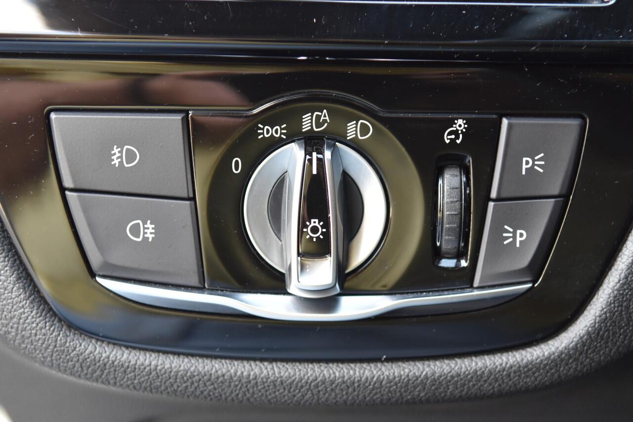 BMW 5-SERIE 520i High Executive * M Sportpakket * Comfortstoelen * Glasdak * Trekhaak * Sfeerverlichting *