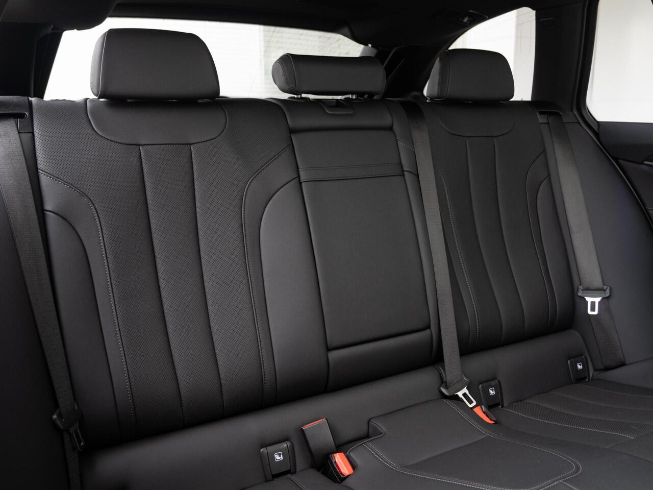 BMW 5-SERIE Touring 530e | M Sportpakket | Innovation Pack | 19 inch | Driving Assistant | BMW Laserlight | Head Up Display | Trekhaak