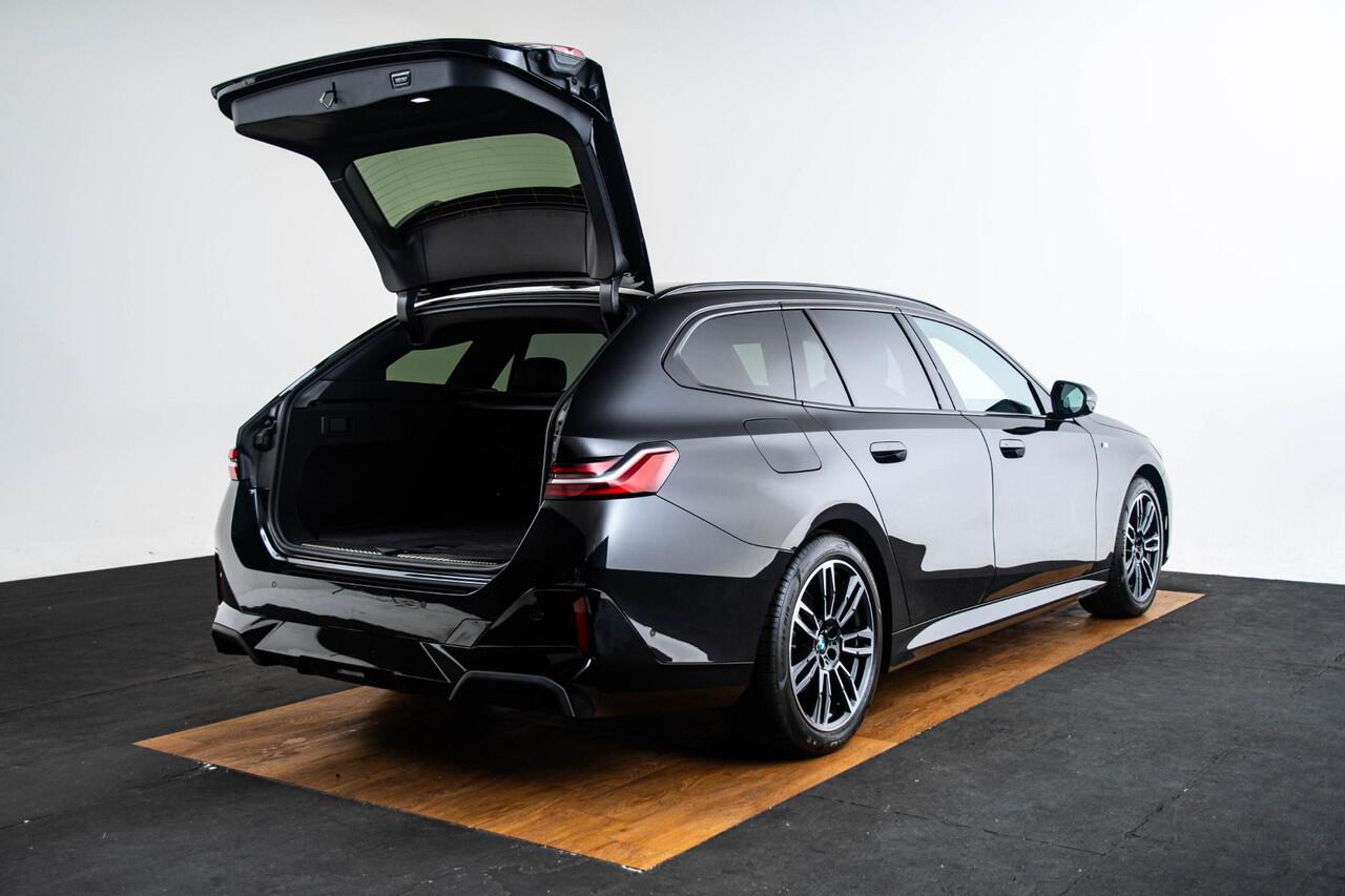 BMW 5-SERIE Touring 520i M Sport - Trekhaak - Panoramadak - Parking/Driving Assistant Professional - Head Up - Harman Kardon - Comfort Access - Standkachel - Stoelventilatie voor - Elektrisch verwarmde voor/achterstoelen -