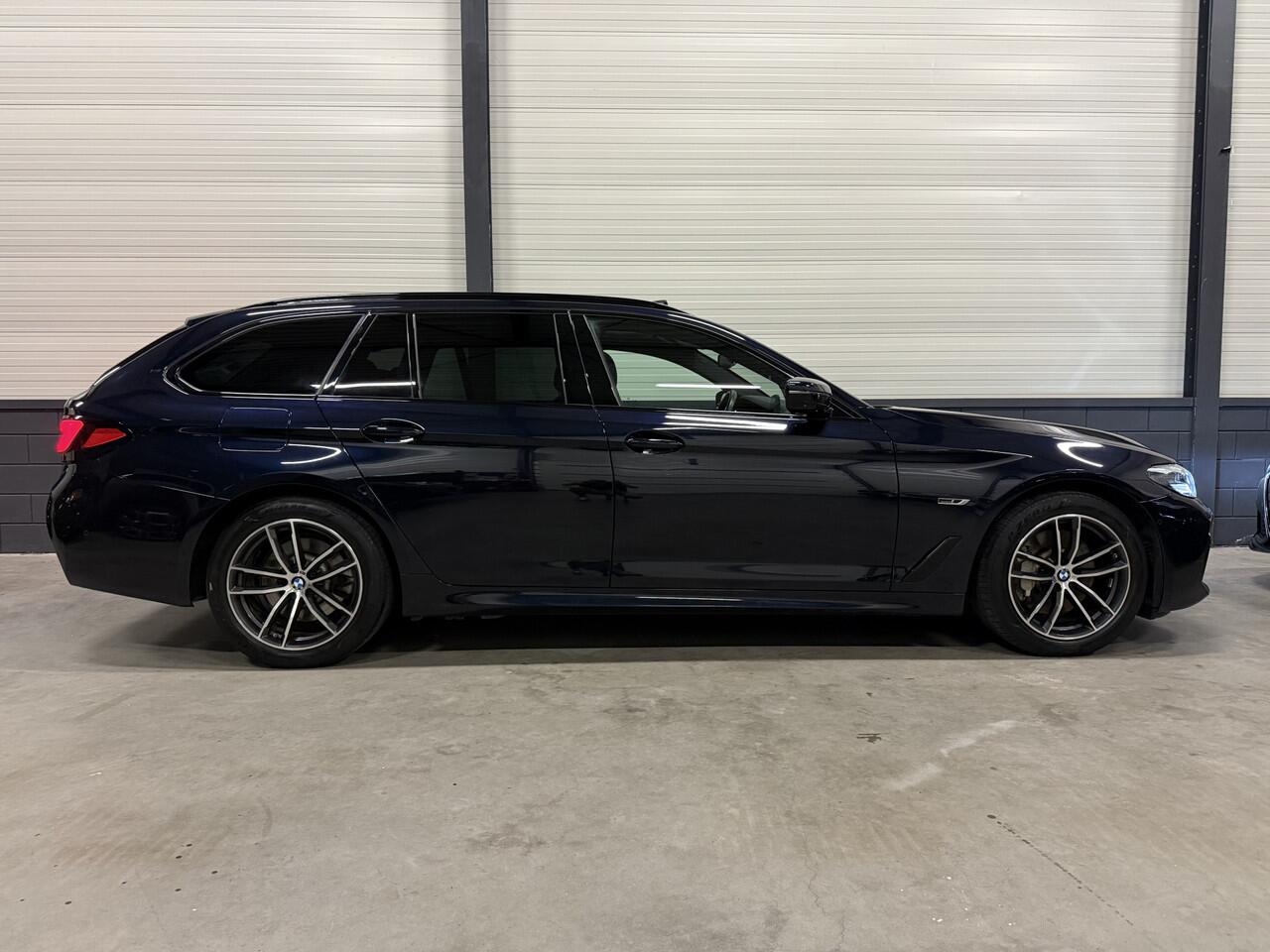 BMW 5-SERIE Touring 530e M-Sport bwjaar 06-2022 PANO/HARMAN&KARDON/360CAMERA/ALCANTARA-SPORT/STANDKACHEL/CARPLAY/18"M-SPORT/PRIVACY/SHADOW-LINE/CARBONSCHWARZ/RECENT OH BEURT GEHAD BIJ BMW DEALER
