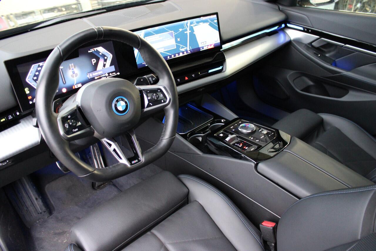 BMW 5-SERIE Touring 530e M Sport Automaat / Panoramadak / Trekhaak / Achteruitrijcamera / Adaptieve LED / M Sportonderstel / Stoelverwarming