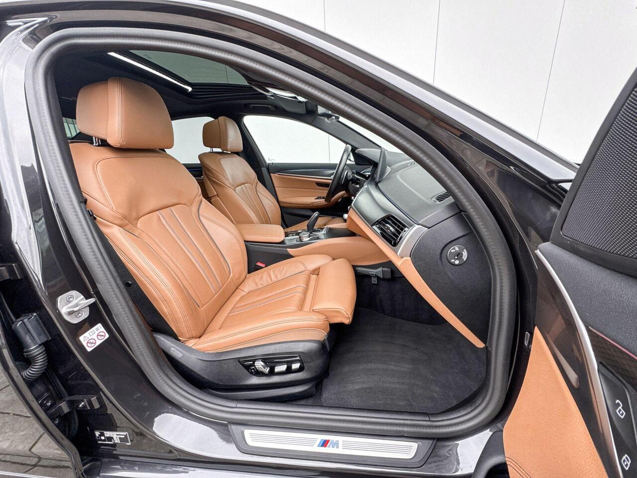 BMW 5-SERIE Sedan 530e High Executive M-Sport Head up Display / Hifi / 20inch / Getinte Ramen Achter / Driving Assistant / Stoelverwarming / Active Cruise Controle / Glazen Schuifdak