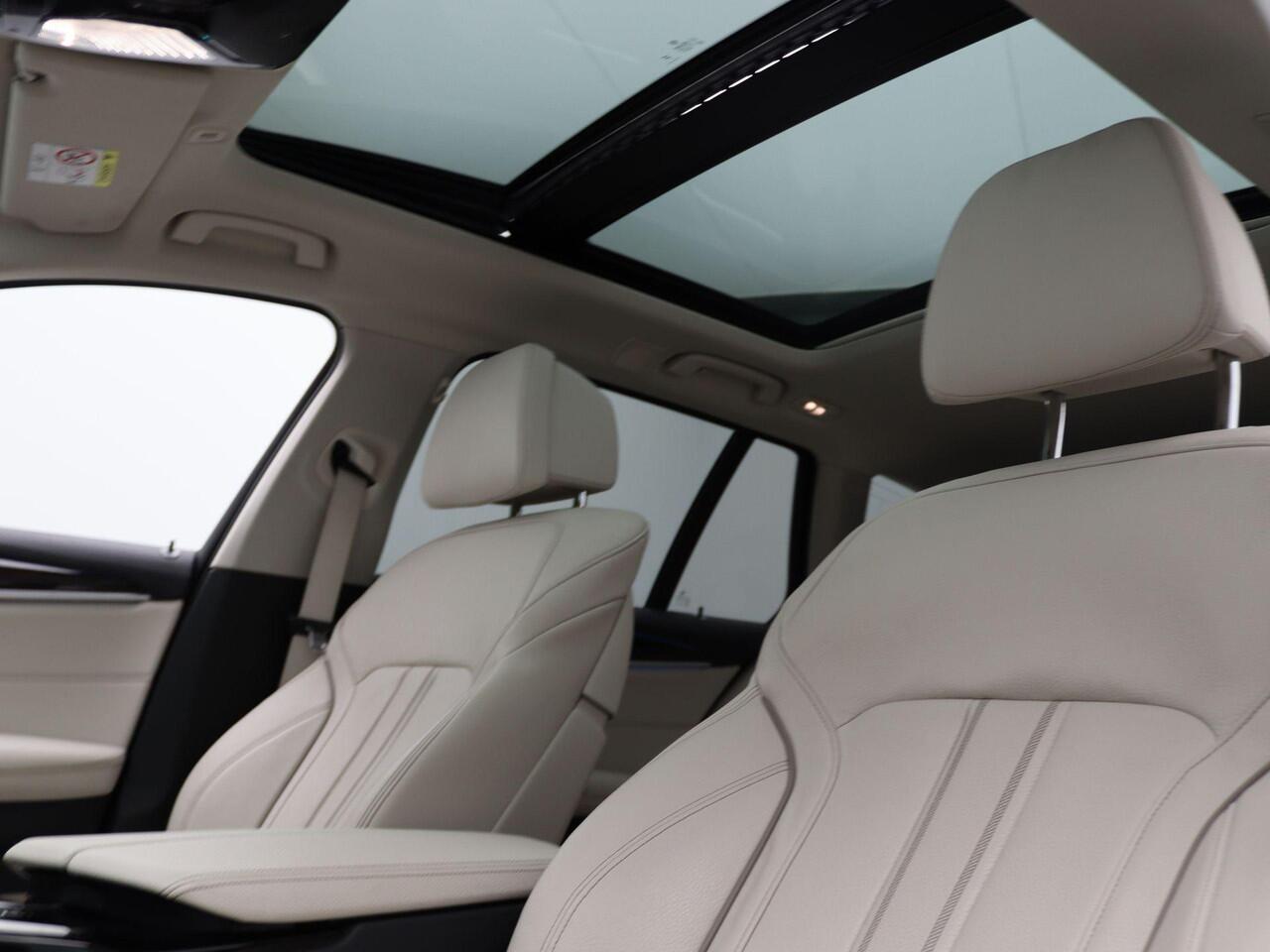 BMW 5-SERIE Touring 530e Luxuryline | Stuurwielrand Verwarmd | Trekhaak | Panoramadak | 4-zone Airconditioning | Driving Assistant Professional | Head-Up Display | 18''