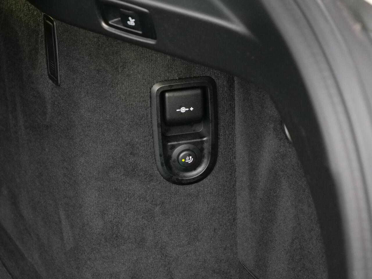 BMW 6-SERIE Gran Turismo 630i High Executive 259 Pk Automaat Navi / Apple Carplay / Leer / Schuifdak / Trekhaak / Camera's