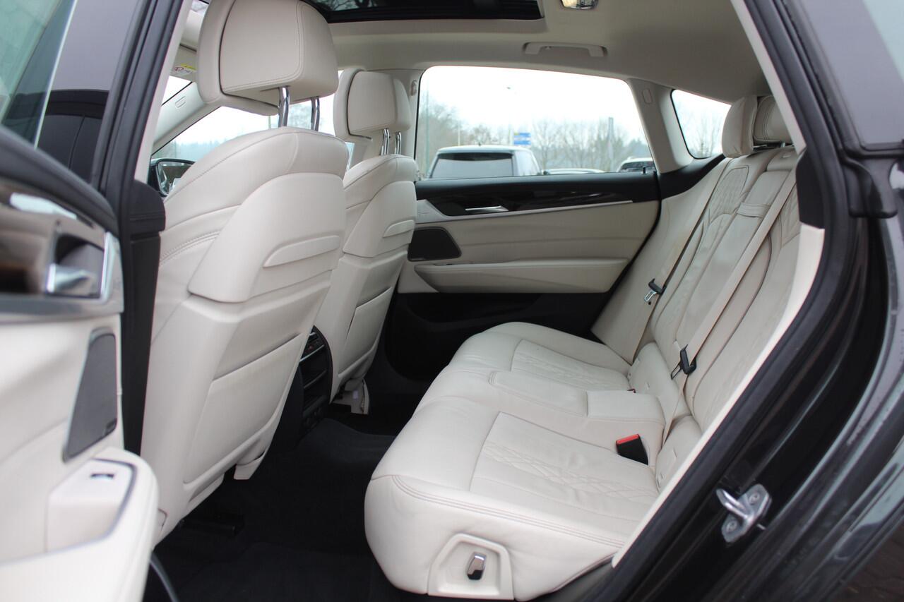 BMW 6-SERIE Gran Turismo 630i High Exe. Edition 68.661 km! / Panoramadak / 360Camera / Head-up / Luchtvering / 20'' / Luxe Leder / Safety Pack / Luxury Line / Navigatie / Stoelverwarming