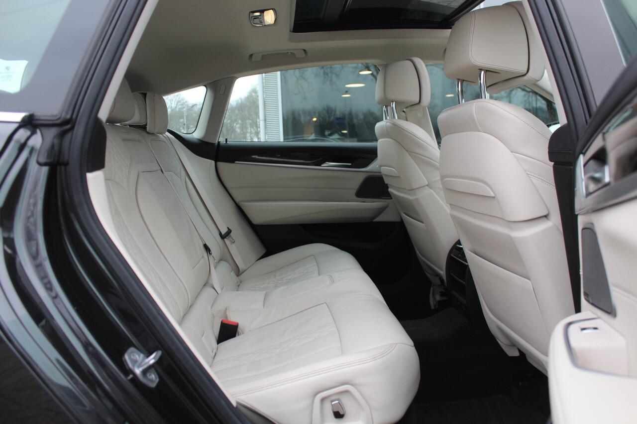 BMW 6-SERIE Gran Turismo 630i High Exe. Edition 68.661 km! / Panoramadak / 360Camera / Head-up / Luchtvering / 20'' / Luxe Leder / Safety Pack / Luxury Line / Navigatie / Stoelverwarming