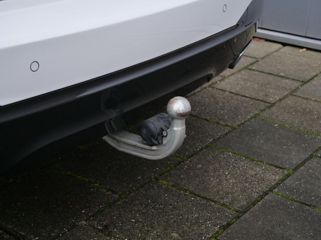 BMW 6-SERIE Gran Turismo 630i High Executive 259 Pk Automaat Navi / Apple Carplay / Leer / Schuifdak / Trekhaak / Camera's