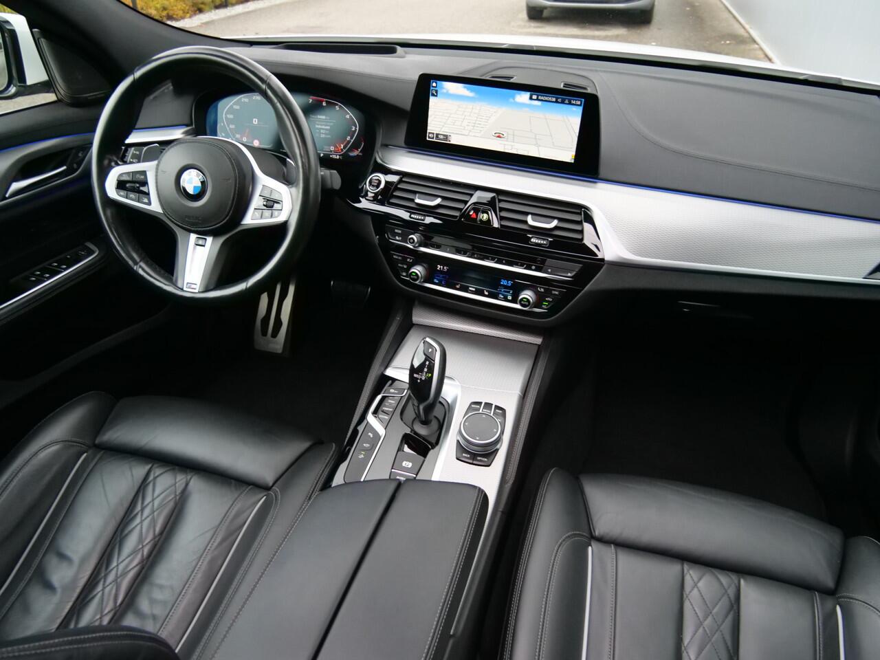 BMW 6-SERIE Gran Turismo 630i High Executive 259 Pk Automaat Navi / Apple Carplay / Leer / Schuifdak / Trekhaak / Camera's