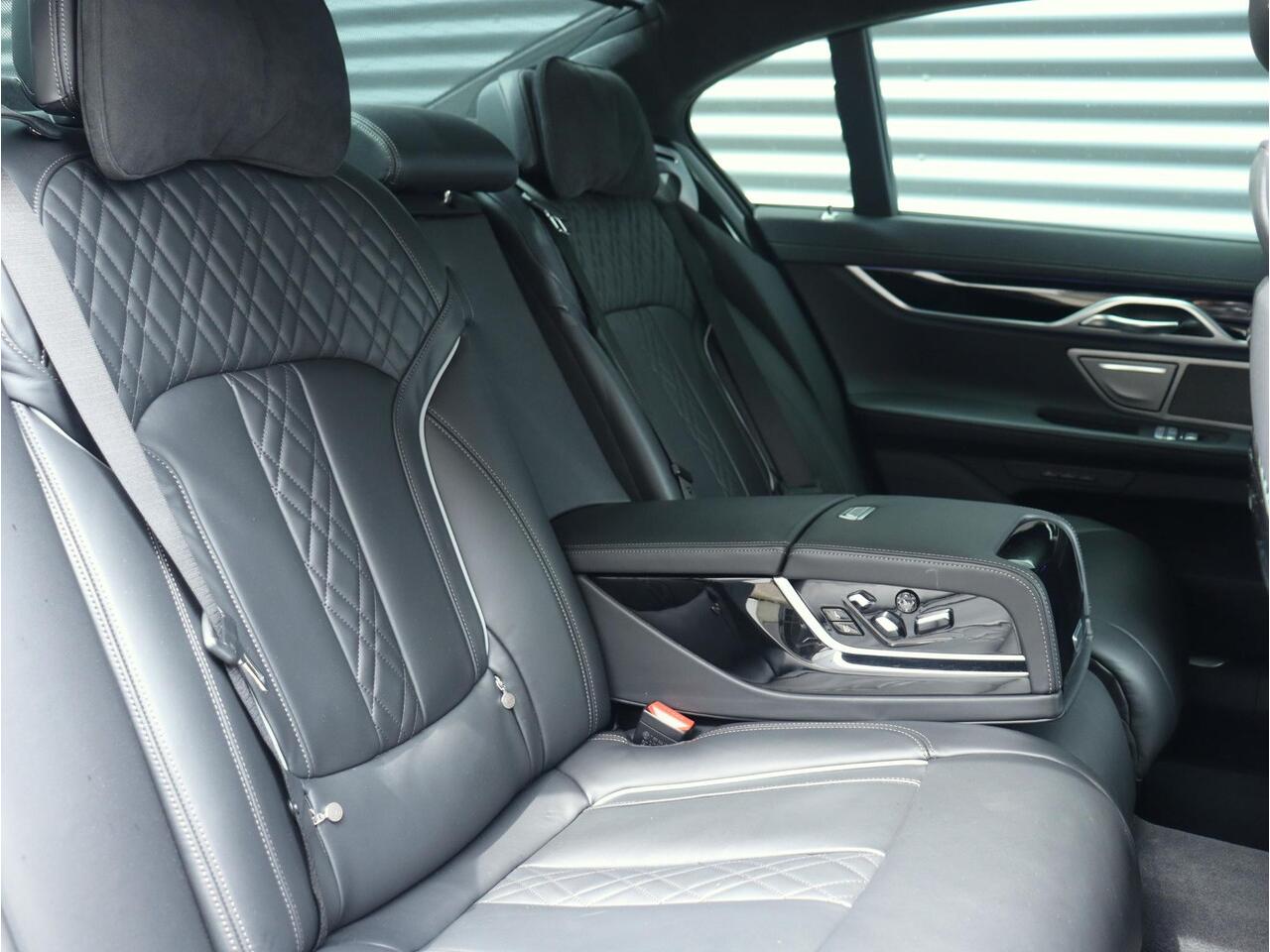 BMW 7-SERIE 745e | High Executive | M Sportpakket incl. Design Pure Excellence | Panodak | Head-Up | Comfortstoelen Achter | Harman Kardon | Soft Close | 20'' LMV