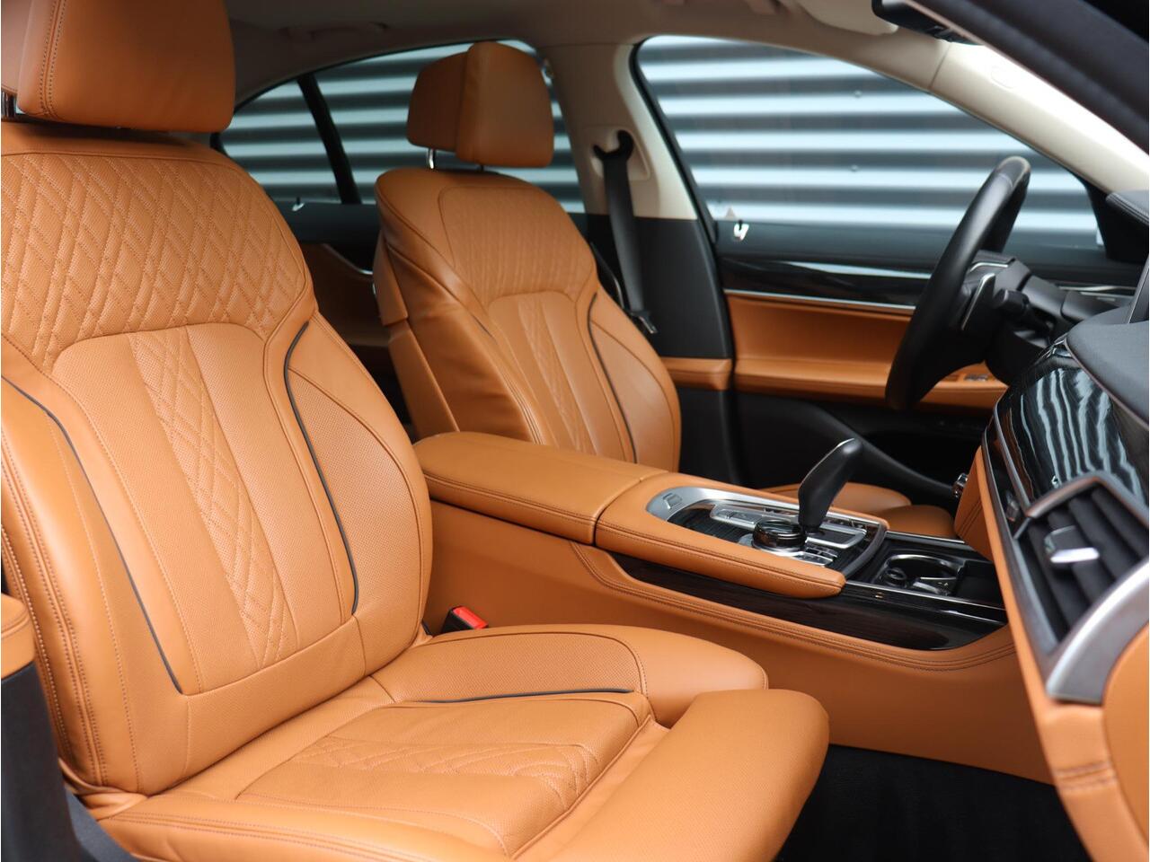 BMW 7-SERIE 740d xDrive | High Executive | Panodak | Executive Drive Pro | Active Steering | Trekhaak | Standkachel | Head-Up | Massage Stoelen | Soft Close | 20'' LMV