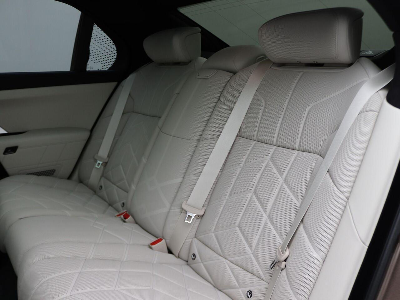 BMW 7-SERIE 750e xDrive | Individual Lak | M Sportpakket Pro | Connoisseur Pack | Innovation Pack