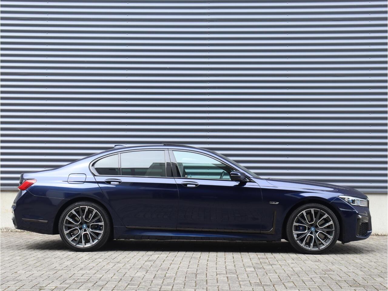 BMW 7-SERIE 745e | High Executive | M Sportpakket incl. Design Pure Excellence | Panodak | Head-Up | Comfortstoelen Achter | Harman Kardon | Soft Close | 20'' LMV