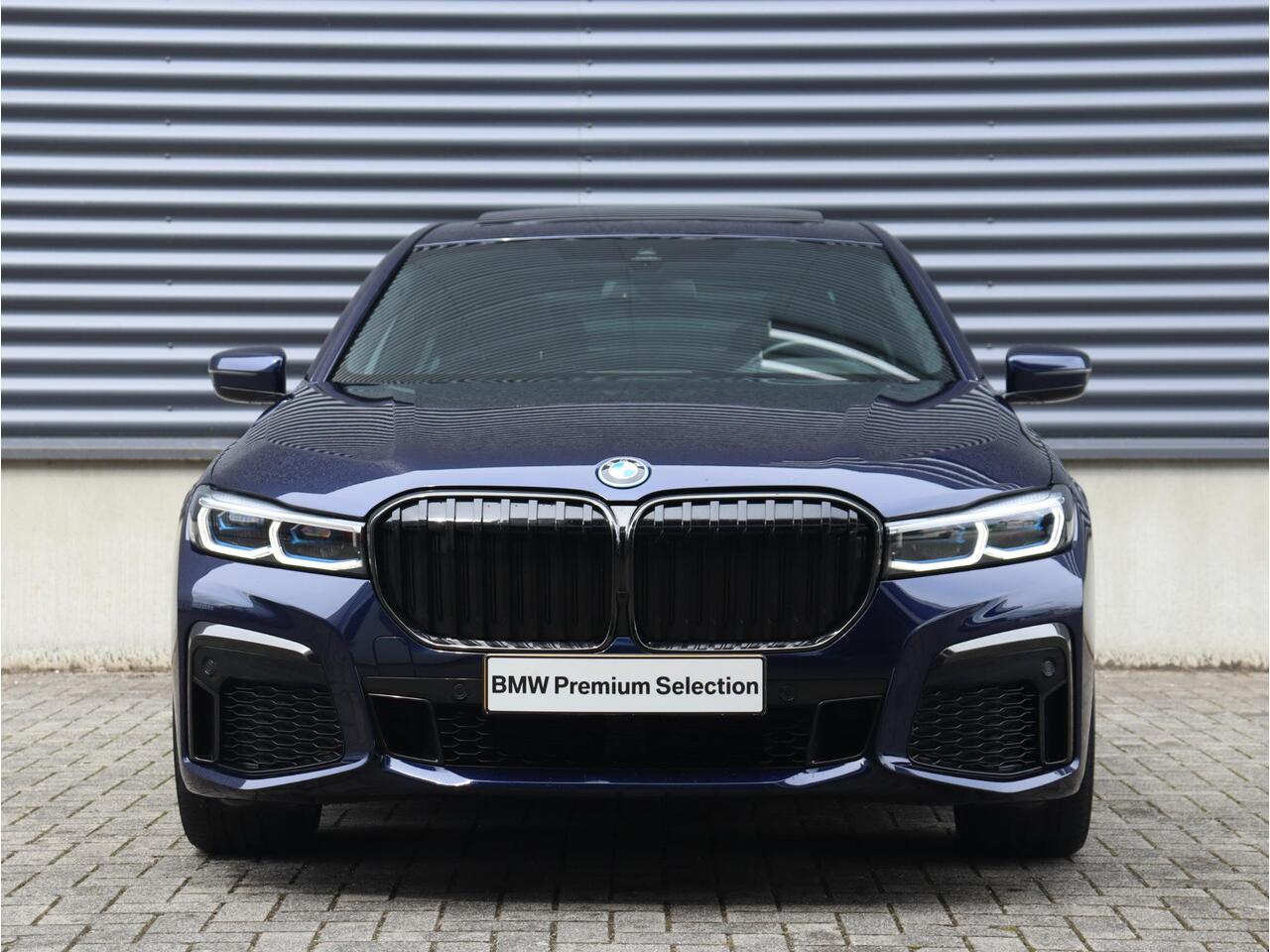 BMW 7-SERIE 745e | High Executive | M Sportpakket incl. Design Pure Excellence | Panodak | Head-Up | Comfortstoelen Achter | Harman Kardon | Soft Close | 20'' LMV