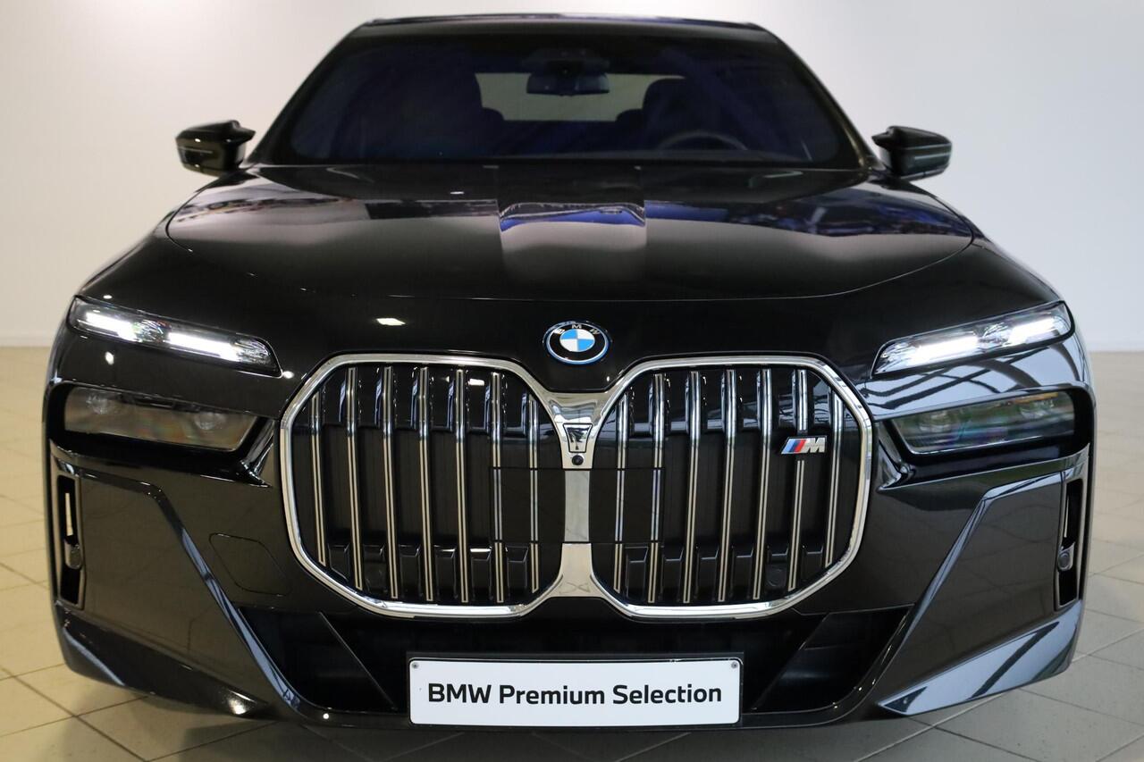 BMW 7-SERIE M760e xDrive | Active Steering | Elektrisch openen en sluiten portieren | panoramadak Sky Lounge | Stoelventilatie | Adaptieve Cruise Controle | Rondomzicht Camera |